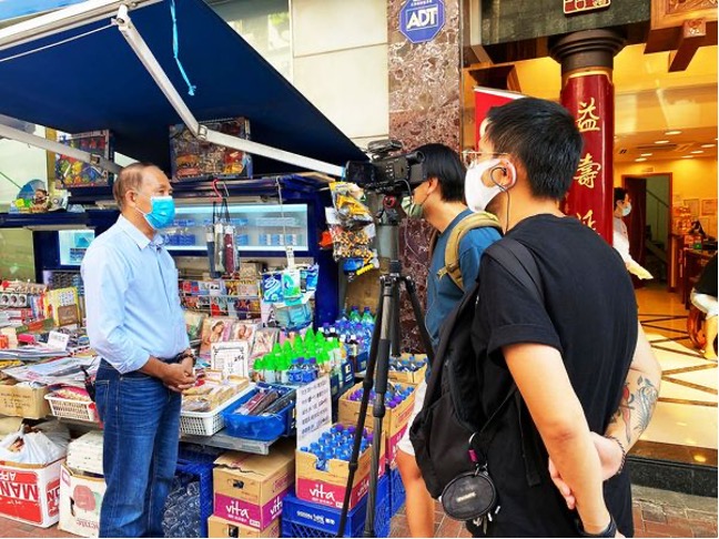 香港報販協會主席林長富落區到報檔向傳媒講述私煙問題